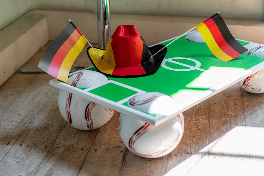 Miniatur-Fußballfeld mit Deutschland-Deko